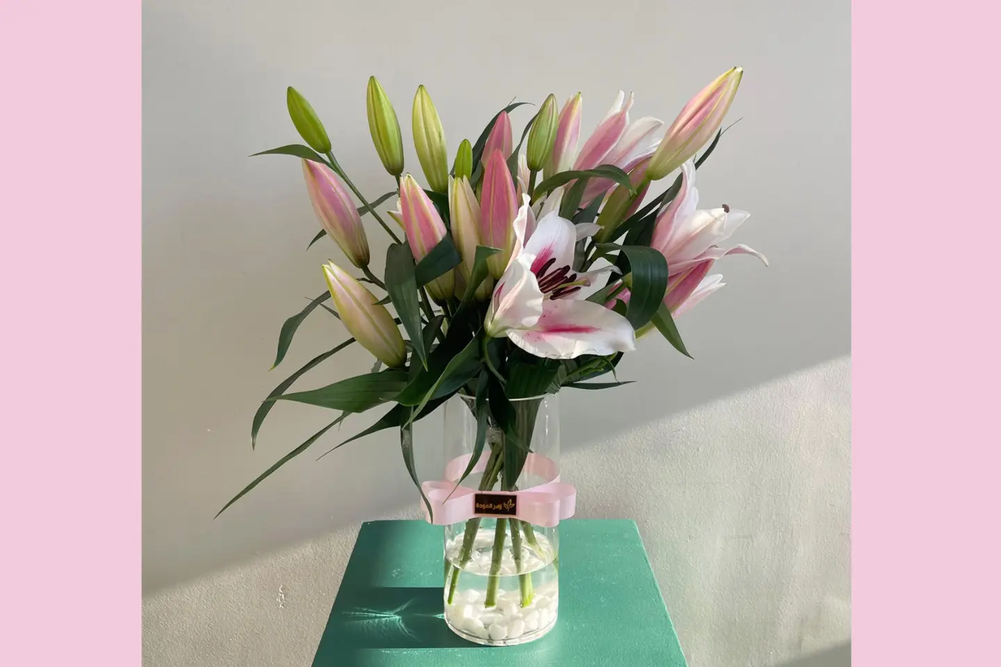 فازة زهور الكازابلنكا الوردية