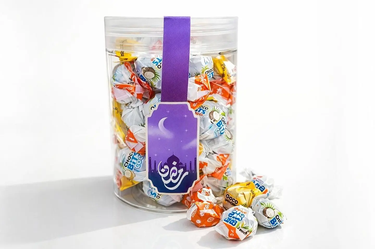 كوب من قطع الشوكولاتة