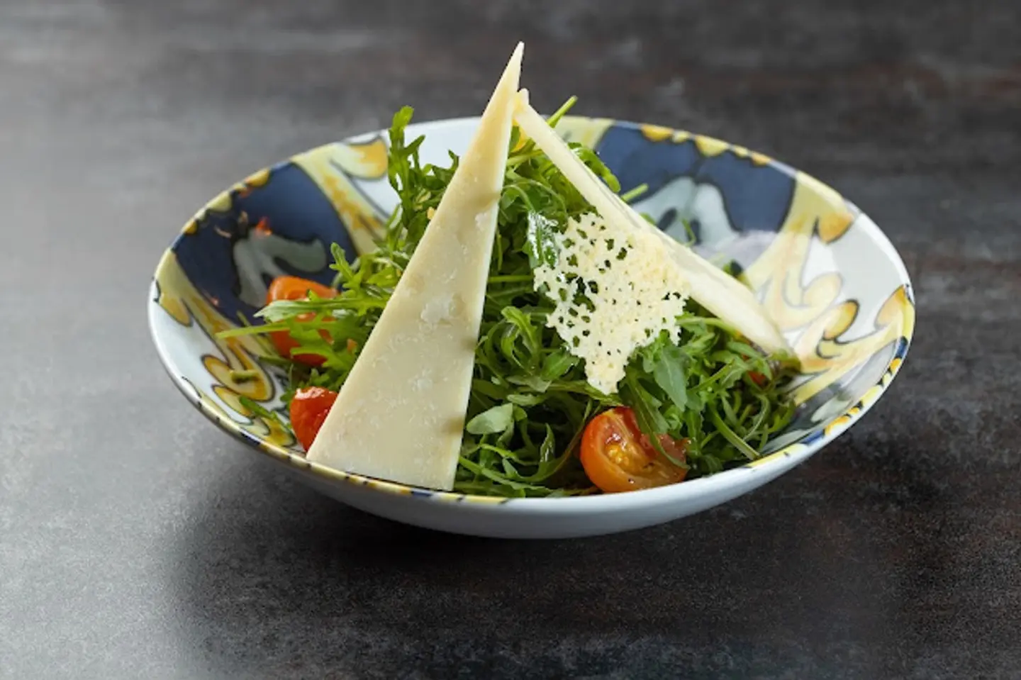 سلطة الكارباتشيو ولحم البريزاولا مع الكمأة