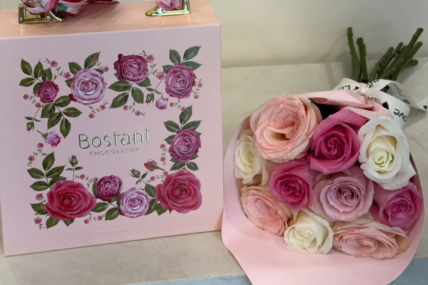 بوكيه البنك مع حقيبة الشوكلاته