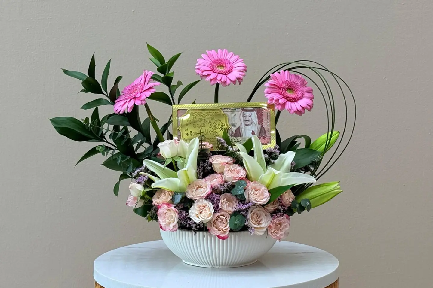 أزهار طازجة لطفلة