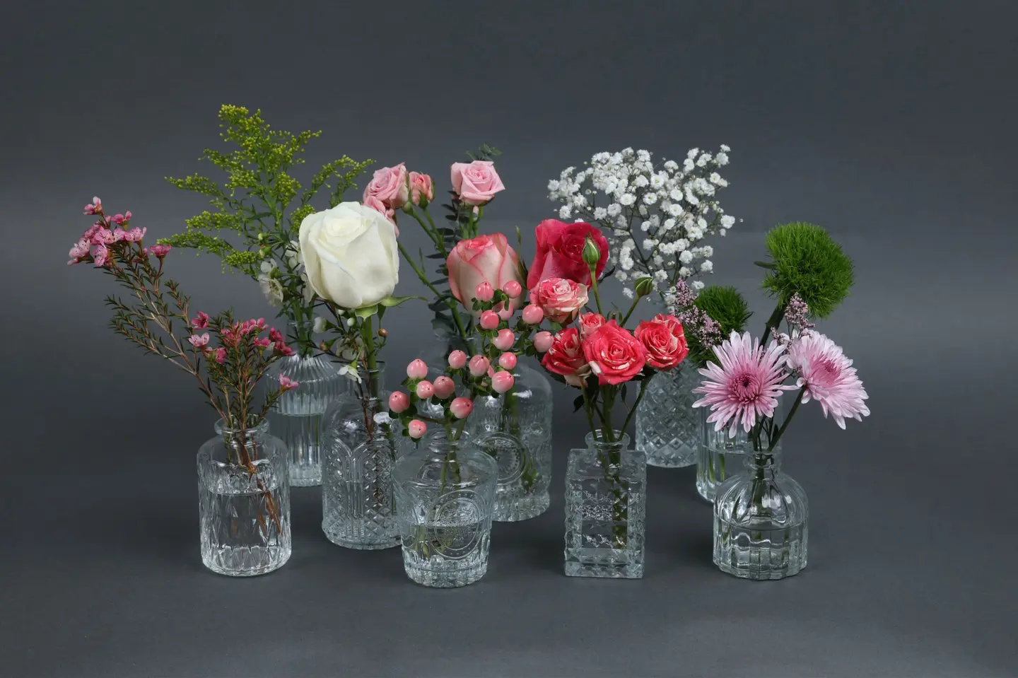 مجموعة من عشر فازات صغيره بزهور متنوعه