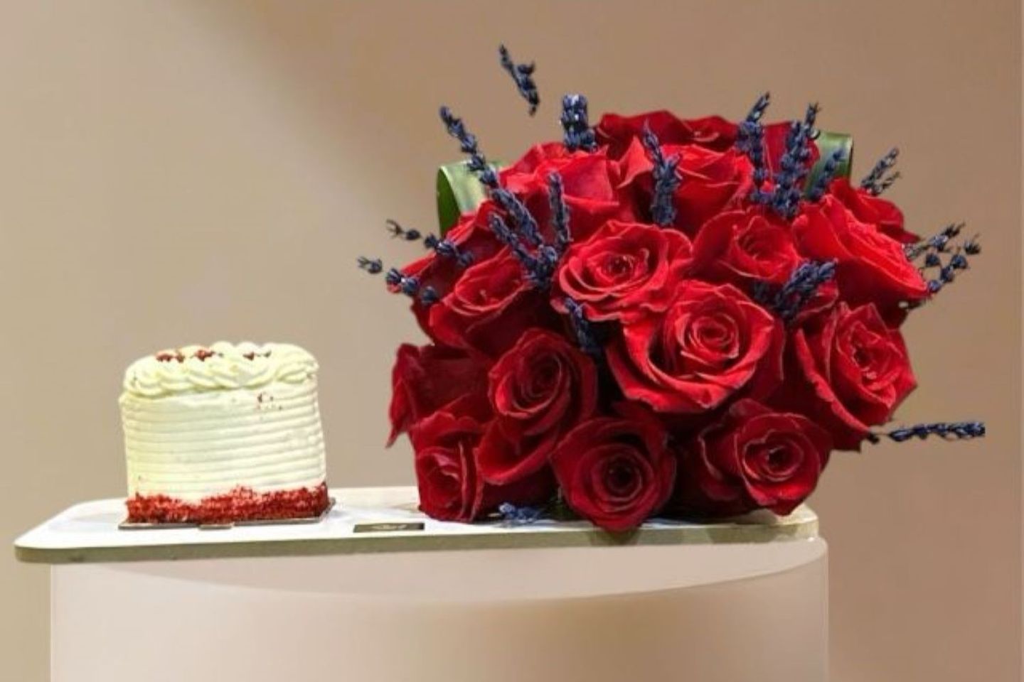 Valentine's Day   Red Roses With Cake