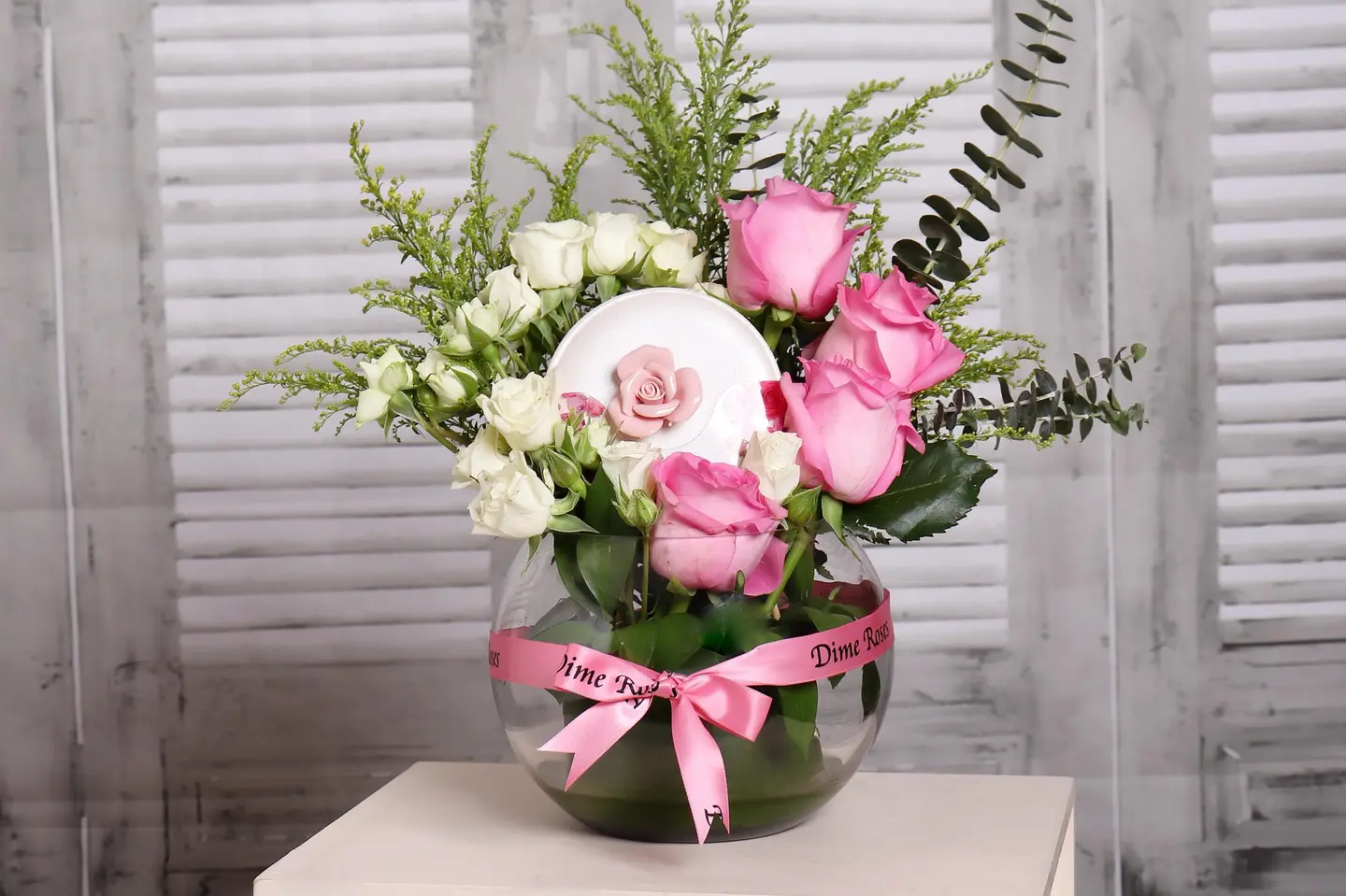 فازة ورد زهري مع شوكولاته بستاني