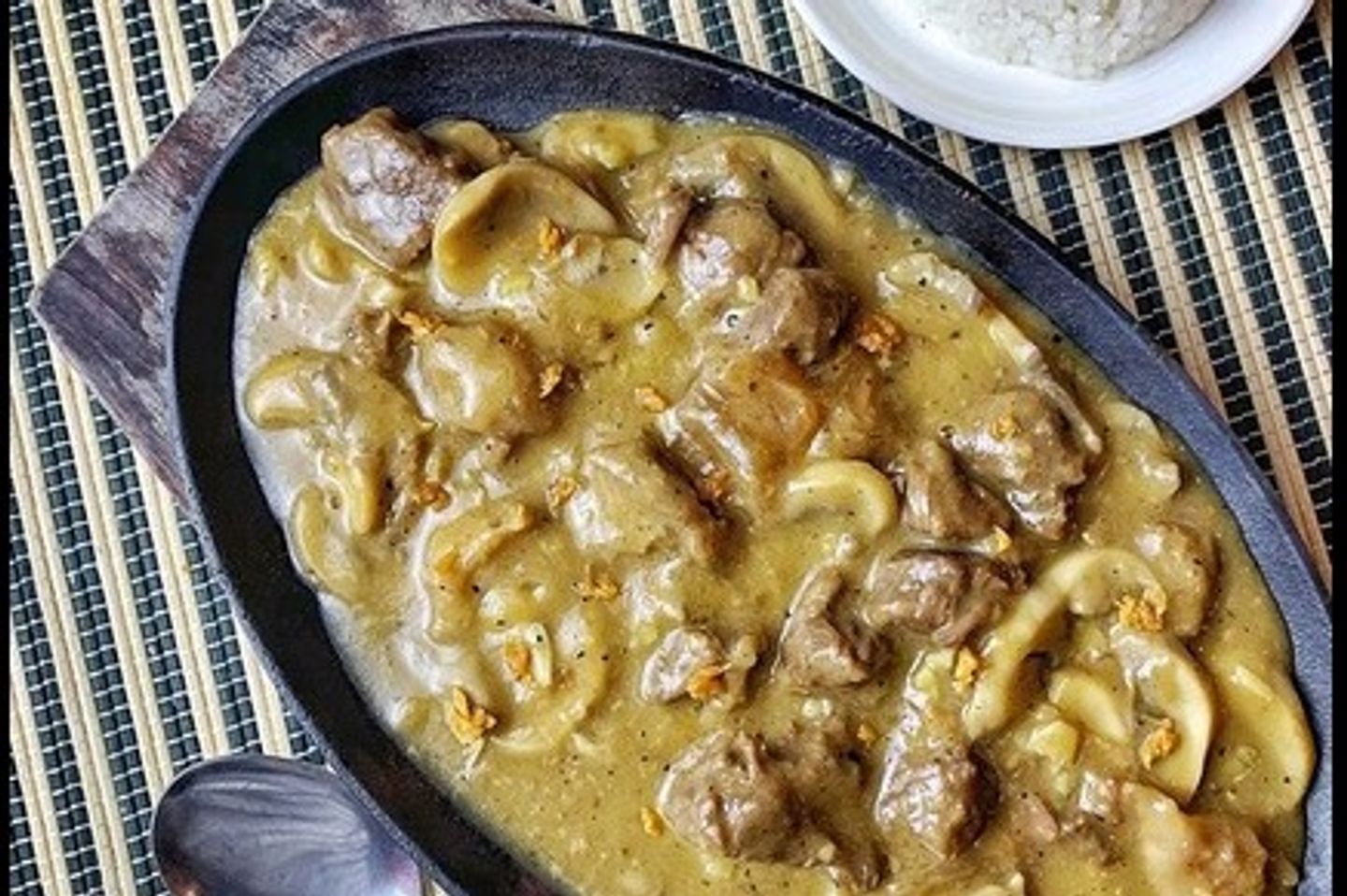 لحم بقر بالفطر ازيز