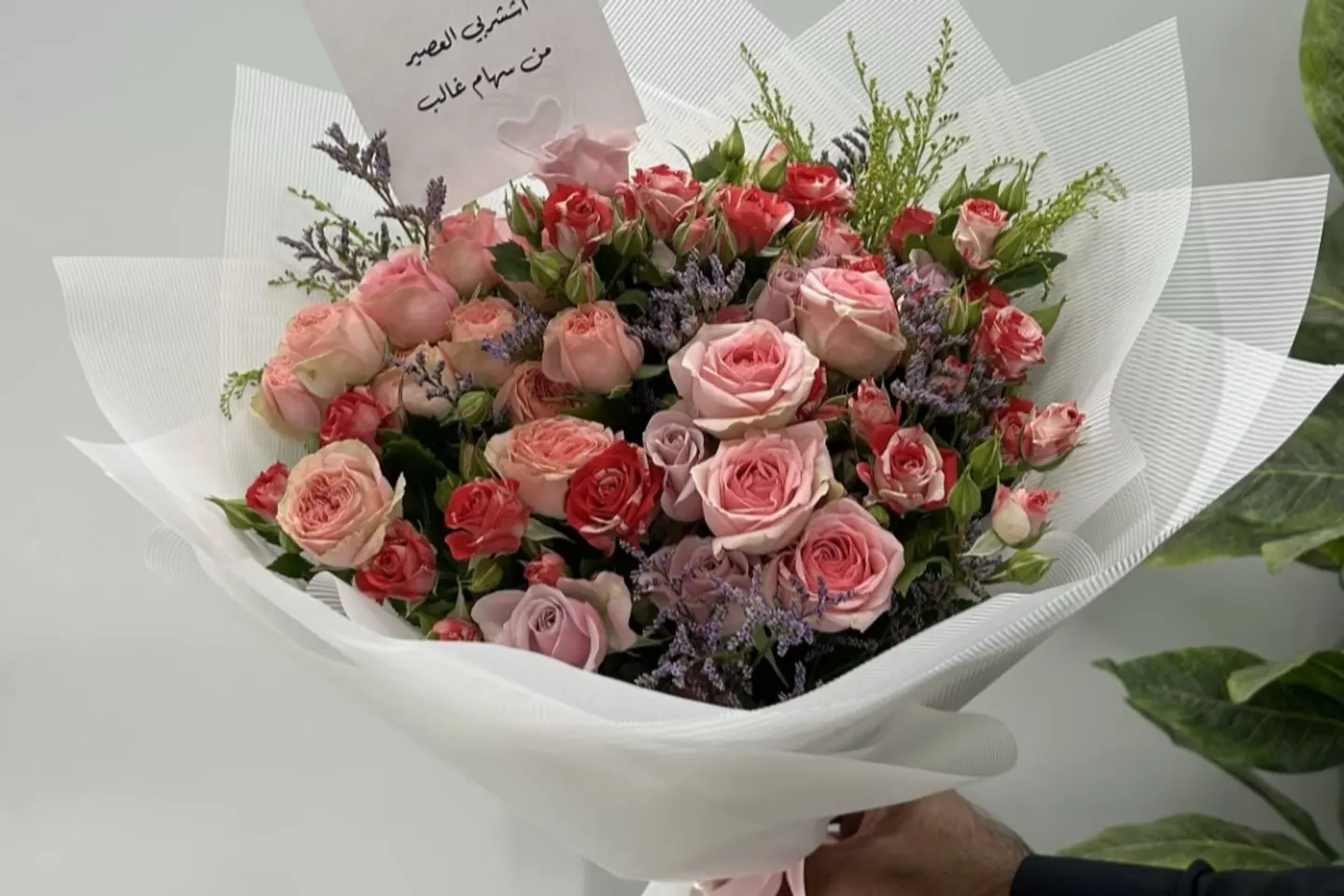 باقة زهور طبيعية من مزيج اللون الوردي