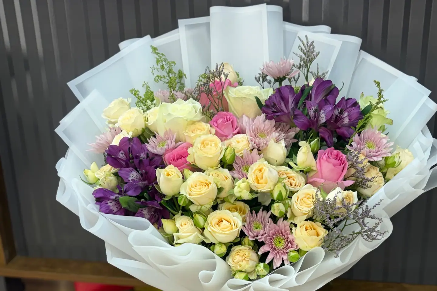 A Bouquet Of Natural White And Mauve Roses