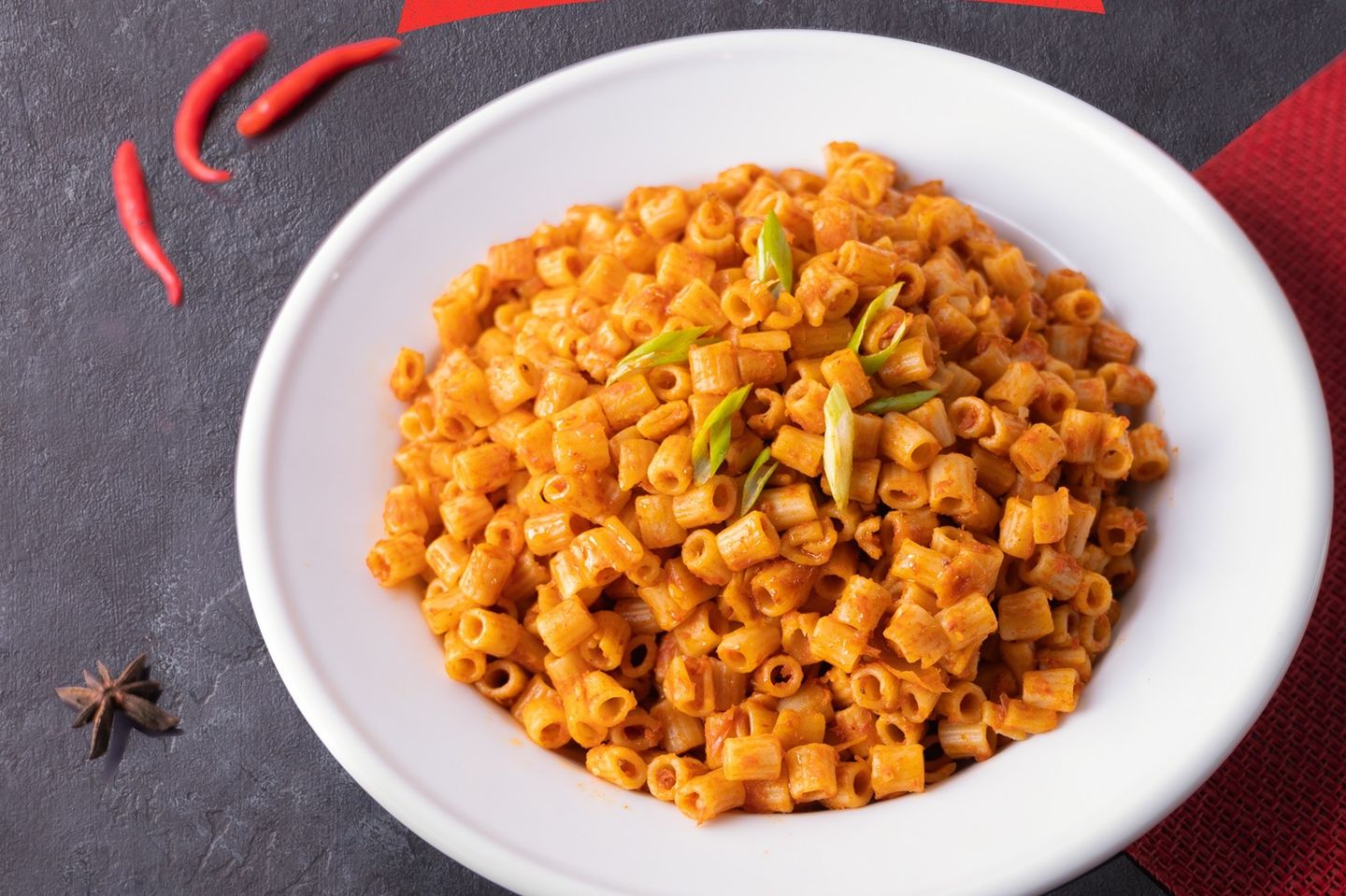 مكرونة بالصوص الأحمر