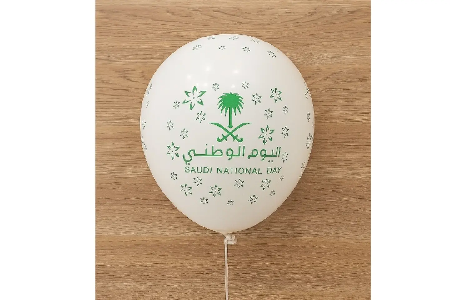 بالون ابيض اليوم الوطني
