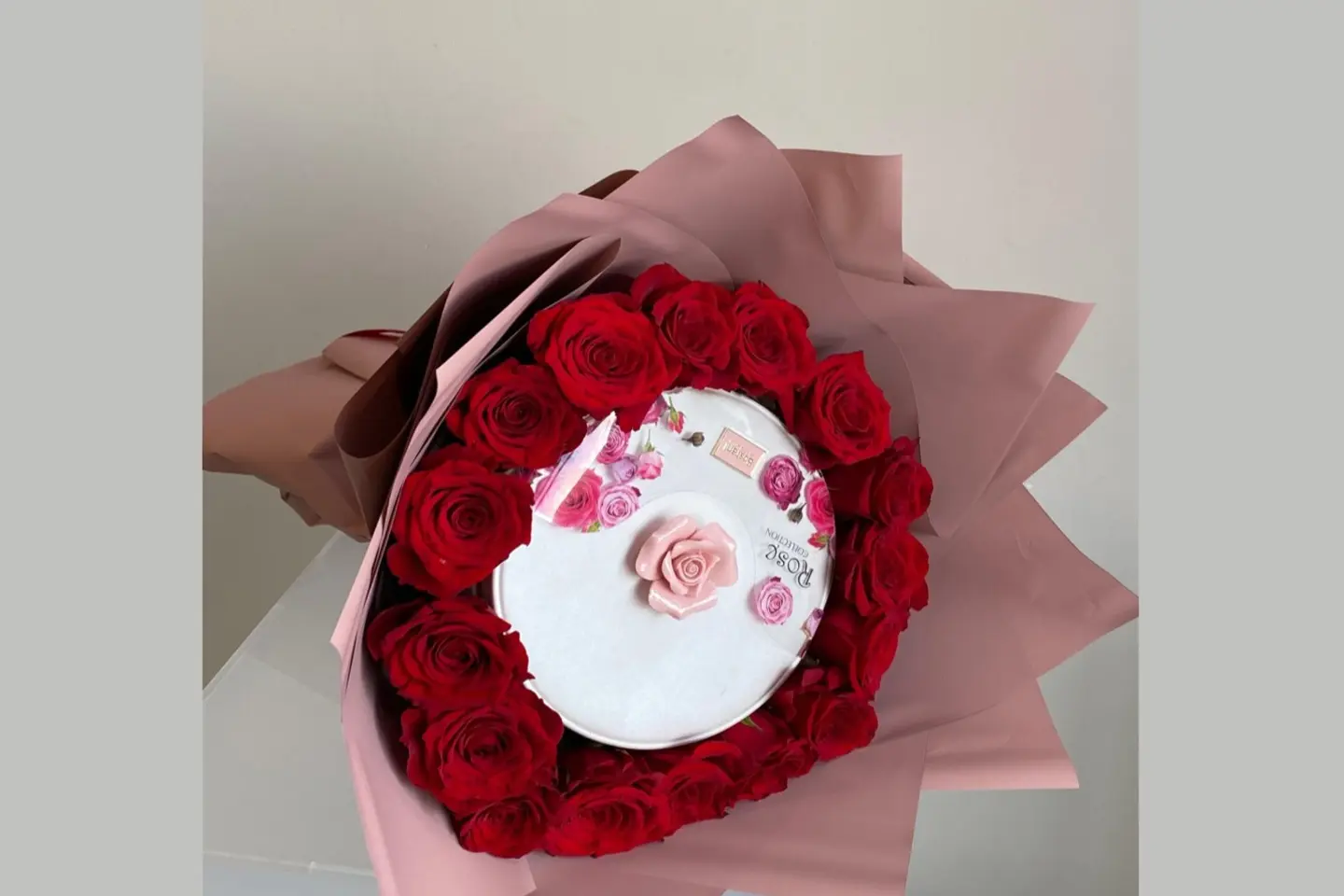 بوكية شوكلت بستاني الورد مع جوري أحمر