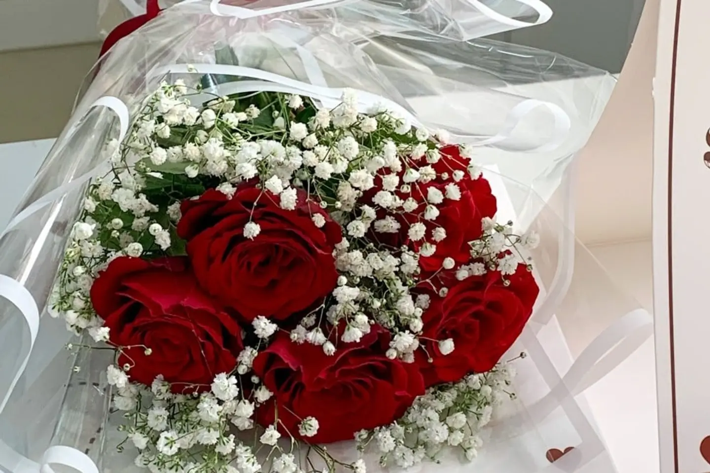 باقة ورد احمرخمس وردات مع تغليف مائي