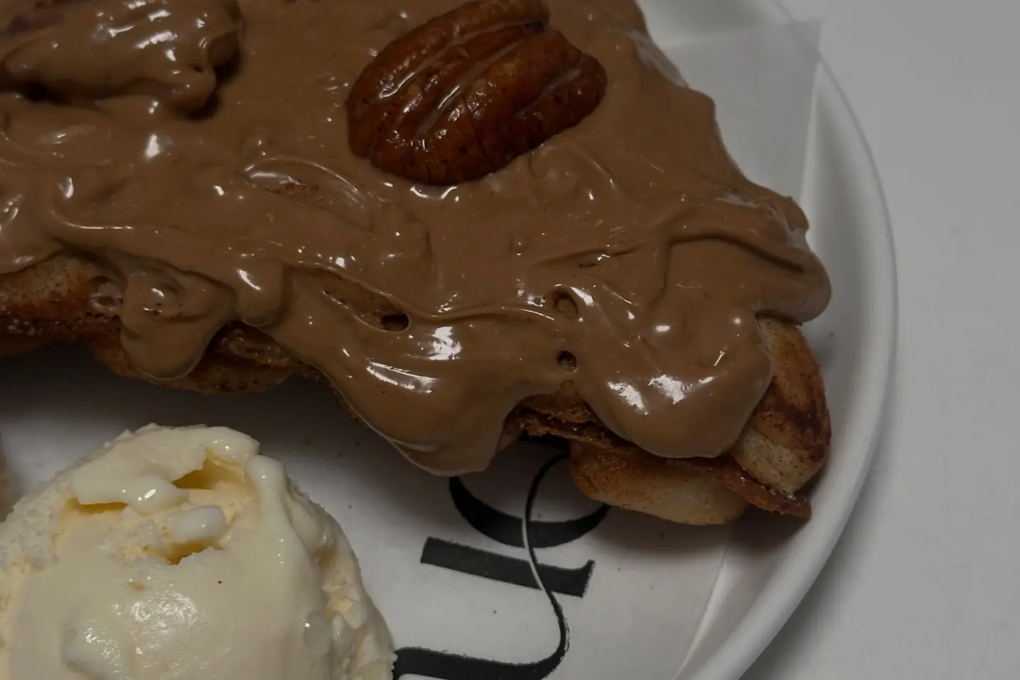 ببل وافل القرفة والبيكان