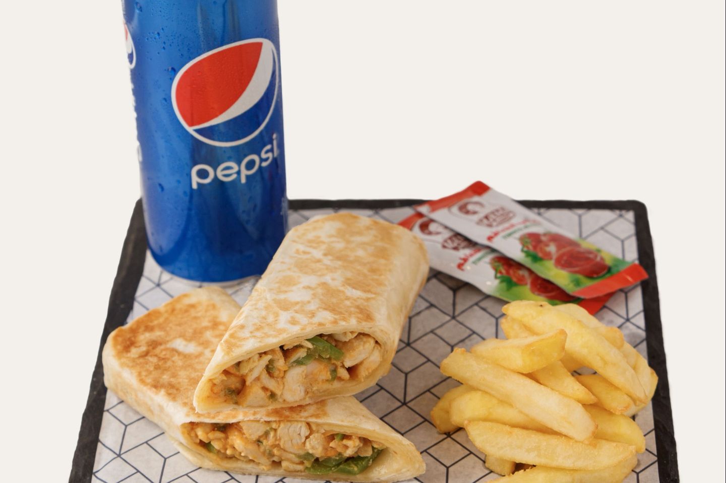وجبة تورتيلا شاروما الدجاج مع جبنة الموزيرلا