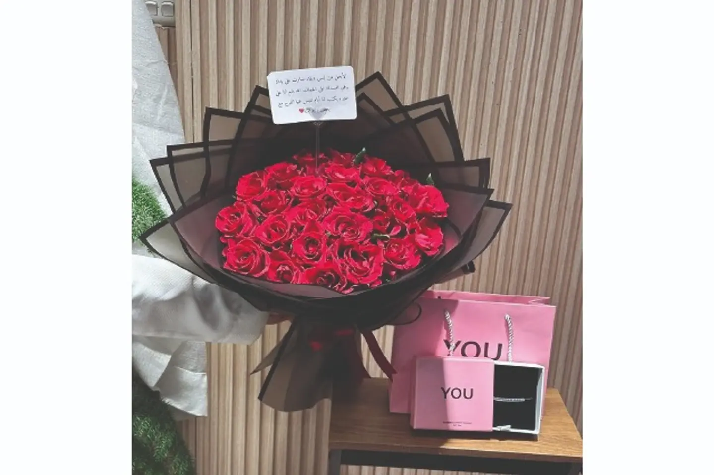 سلسال يو مع بوكيه احمر