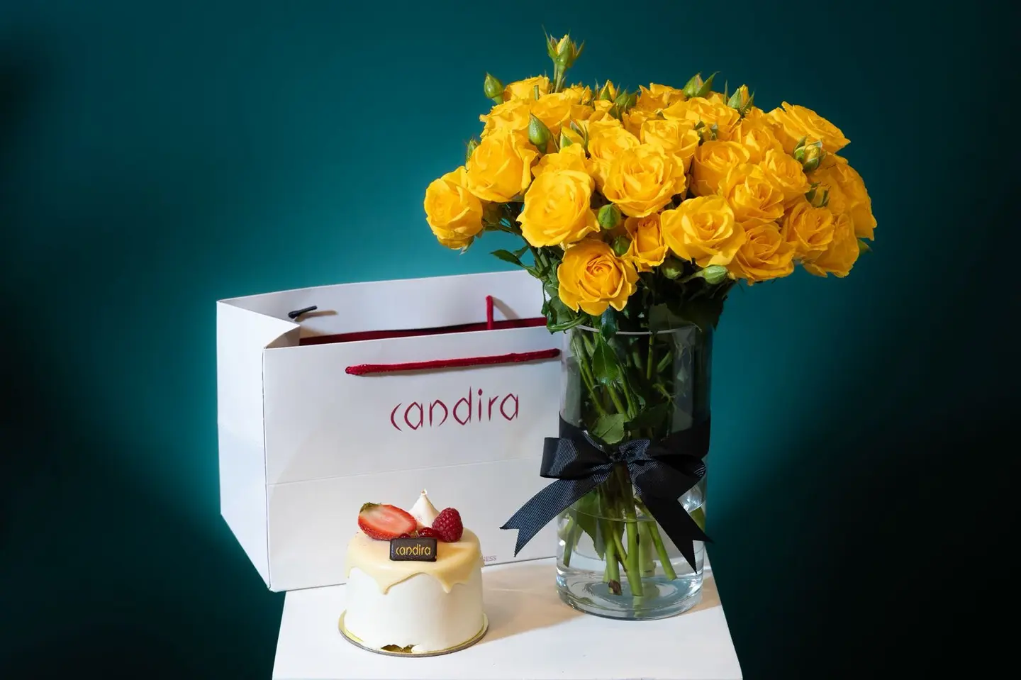 كيكه التوت مع فازه ورد