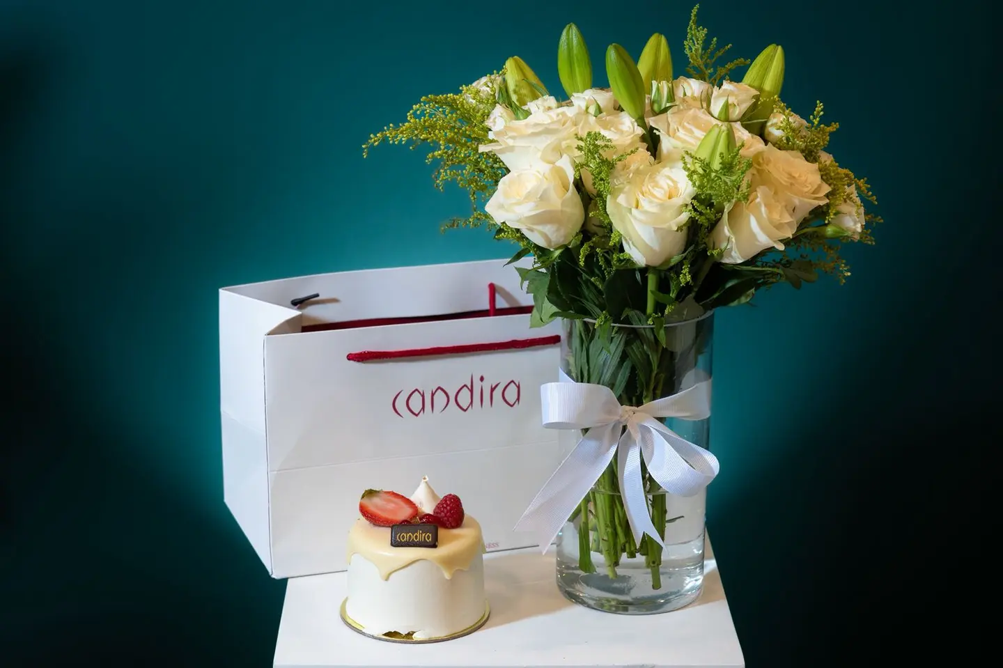 كيكه التوت مع فازه ورد ابيض