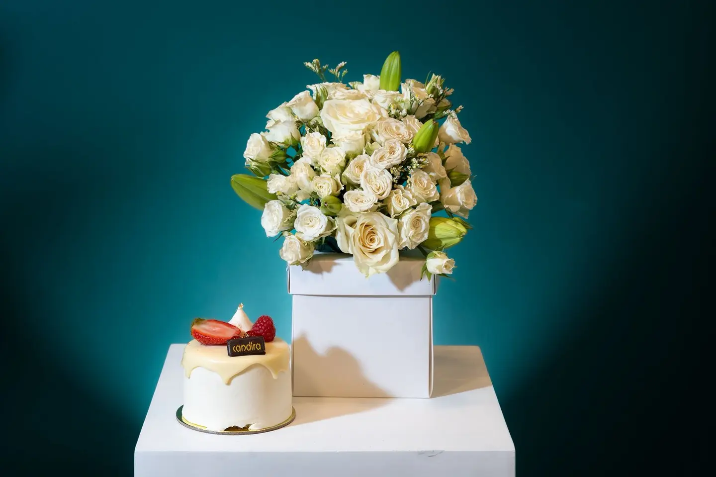 كيكة التوت مع ورد ابيض