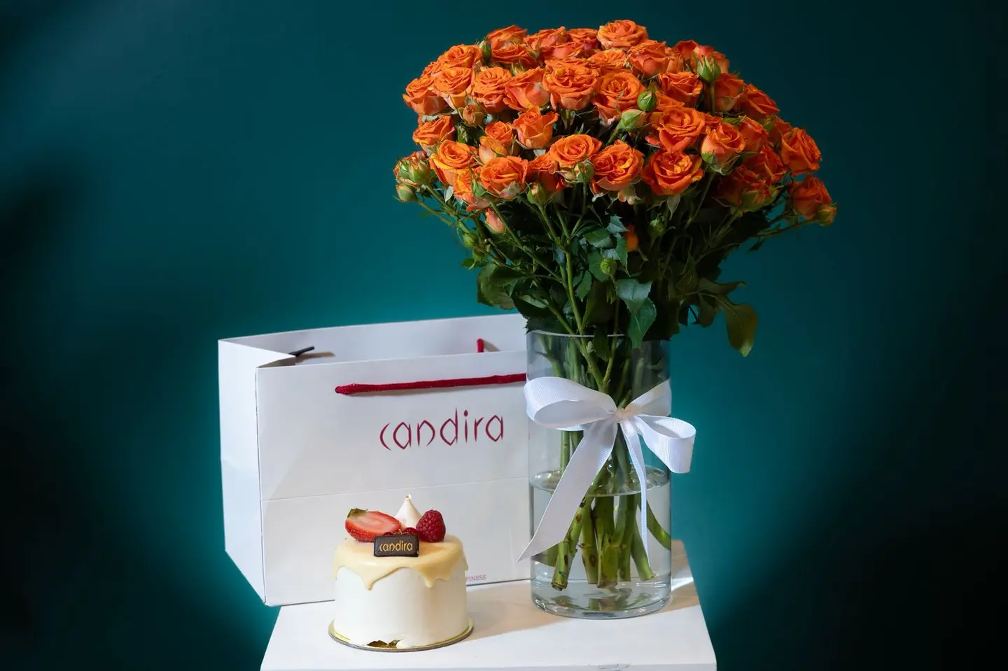 كيكه التوت مع فازه ورد اورنج