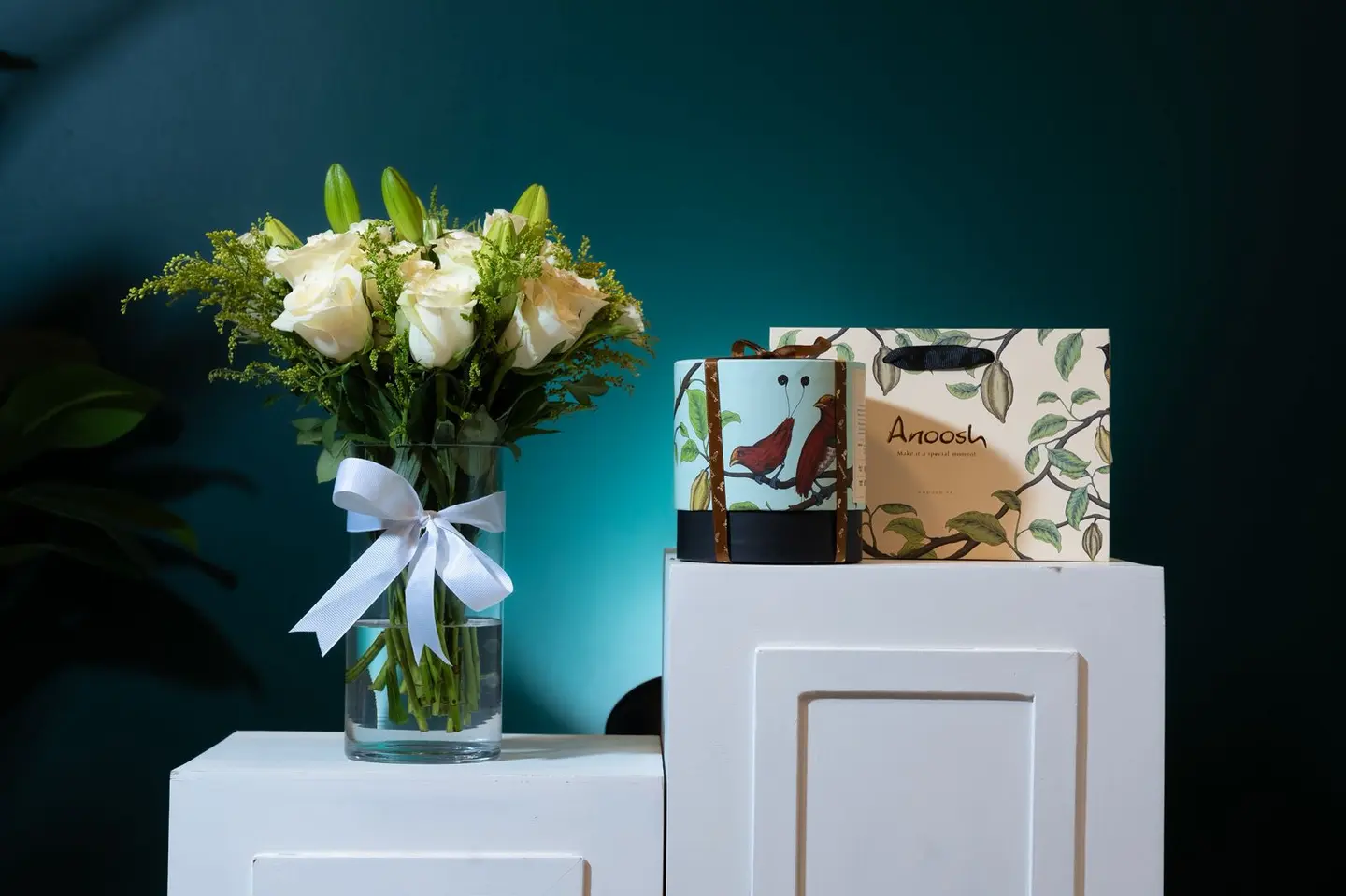 شوكلت انوش مع فازه ابيض