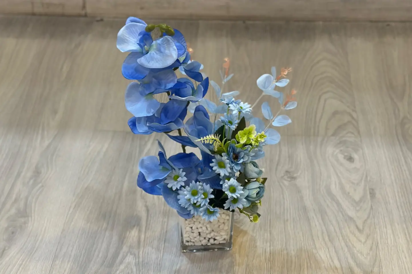 فازة مربع ورد صناعي ازرق