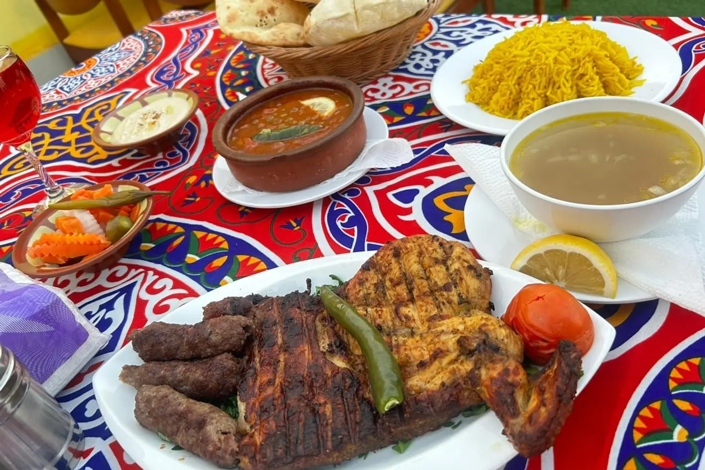 وجبة نصف فراخ على الفحم مع كباب وخضار