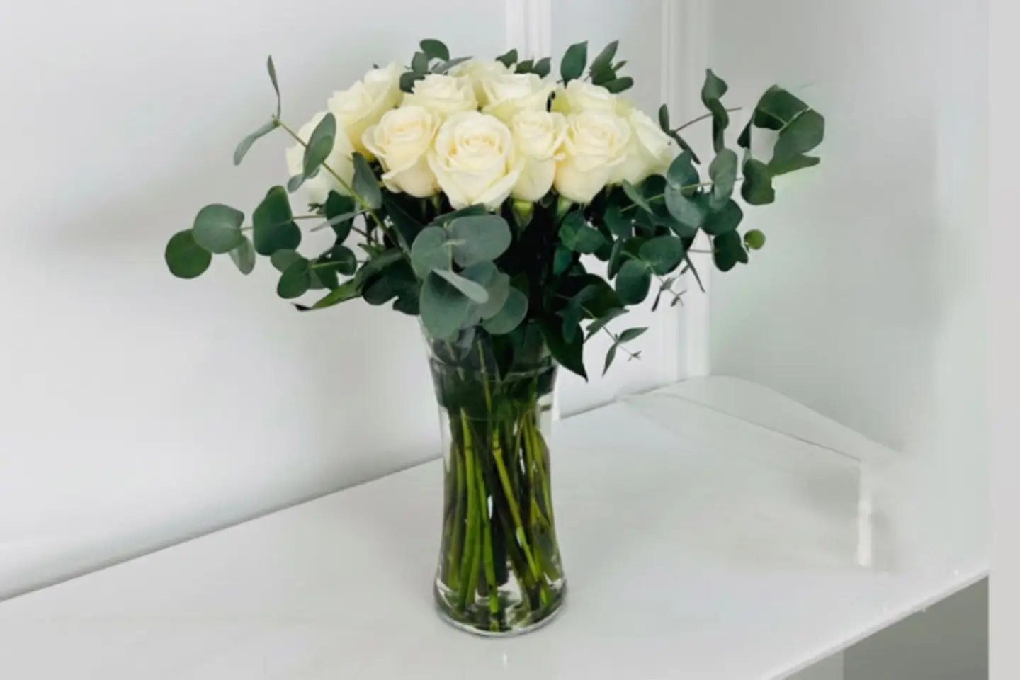 مزهرية بيضاء ٤