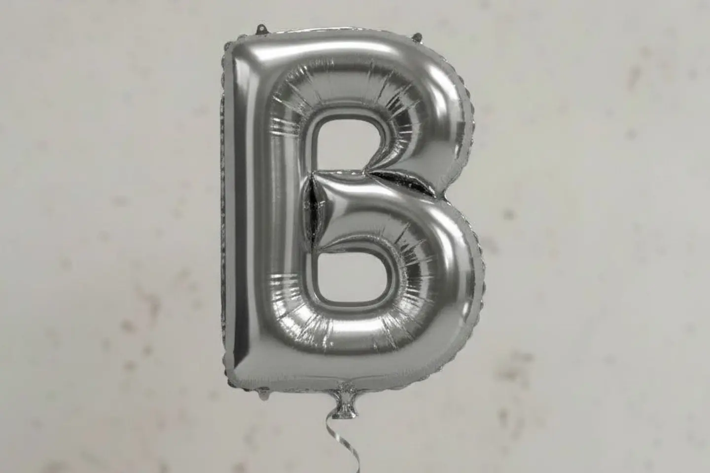 بالون حرف بي بالانجليزية