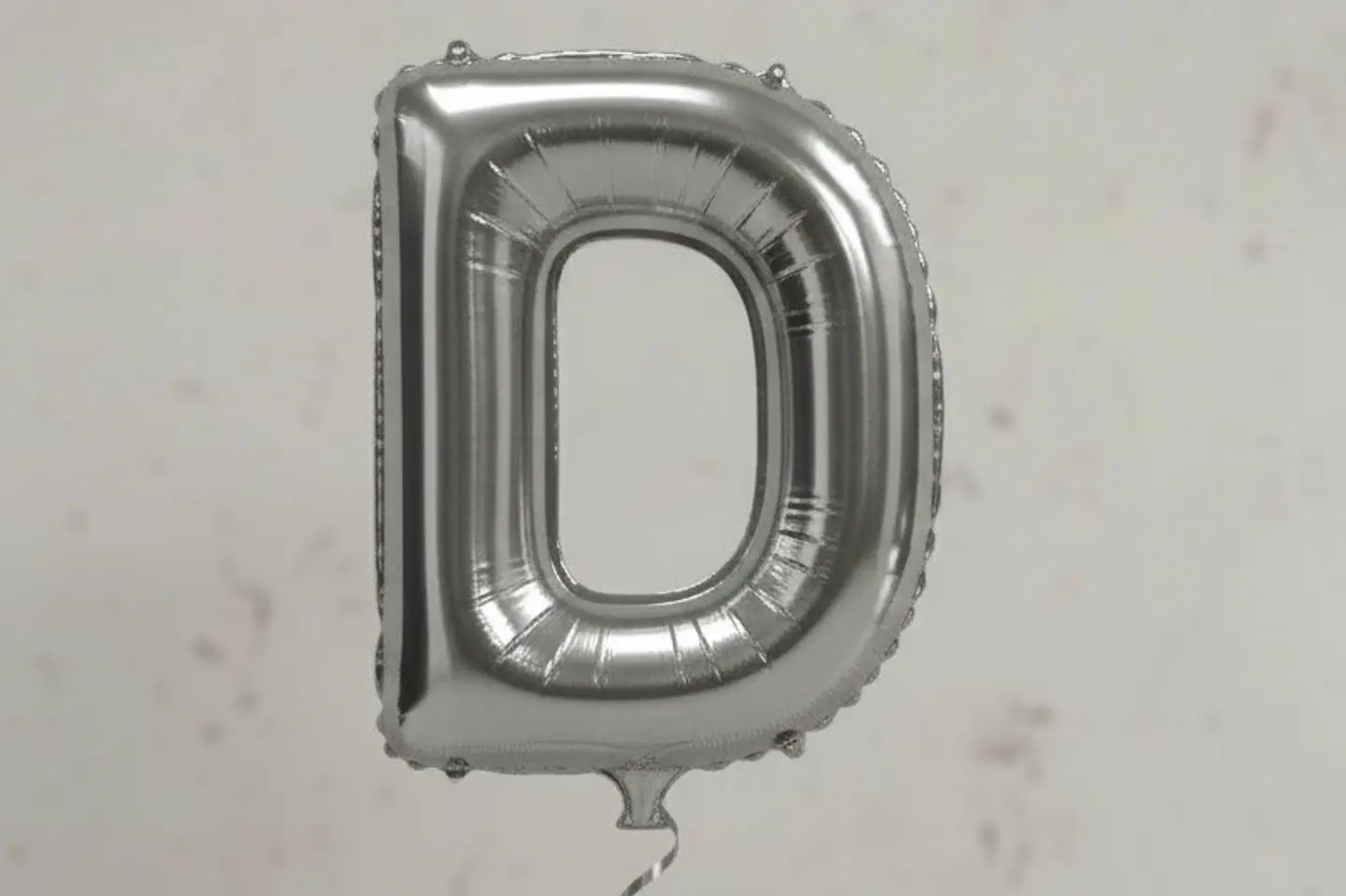 بالون حرف دي بالانجليزية