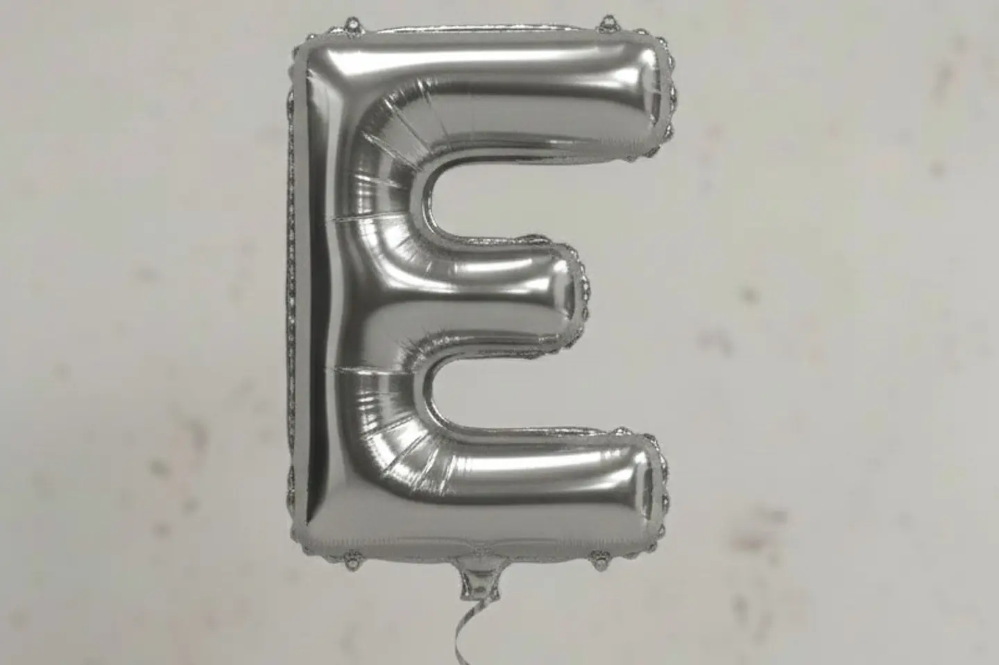 بالون حرف إي بالانجليزية