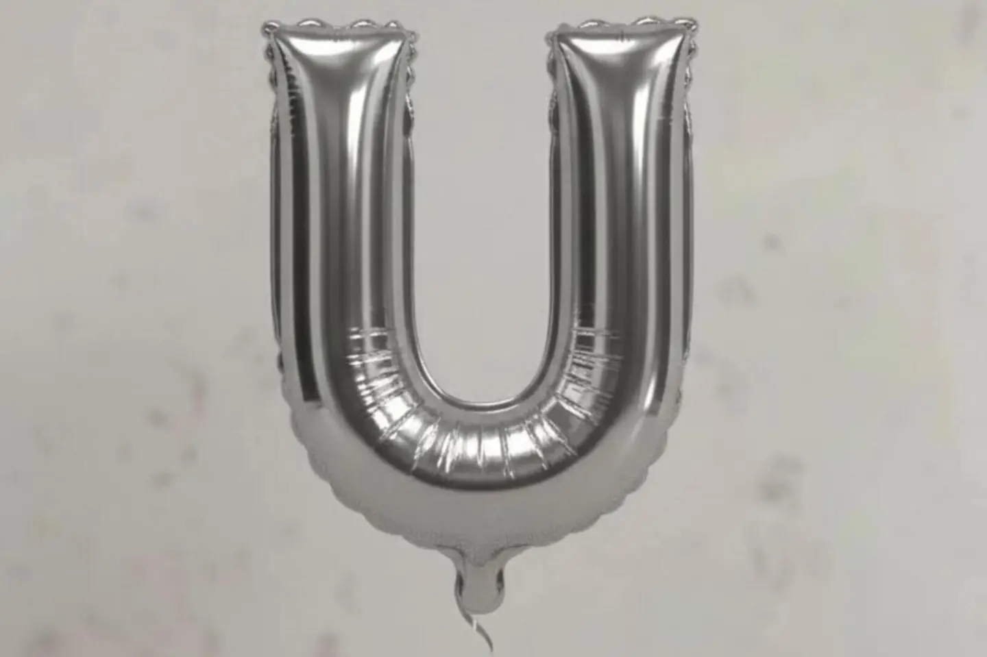 بالون حرف يو بالانجليزية