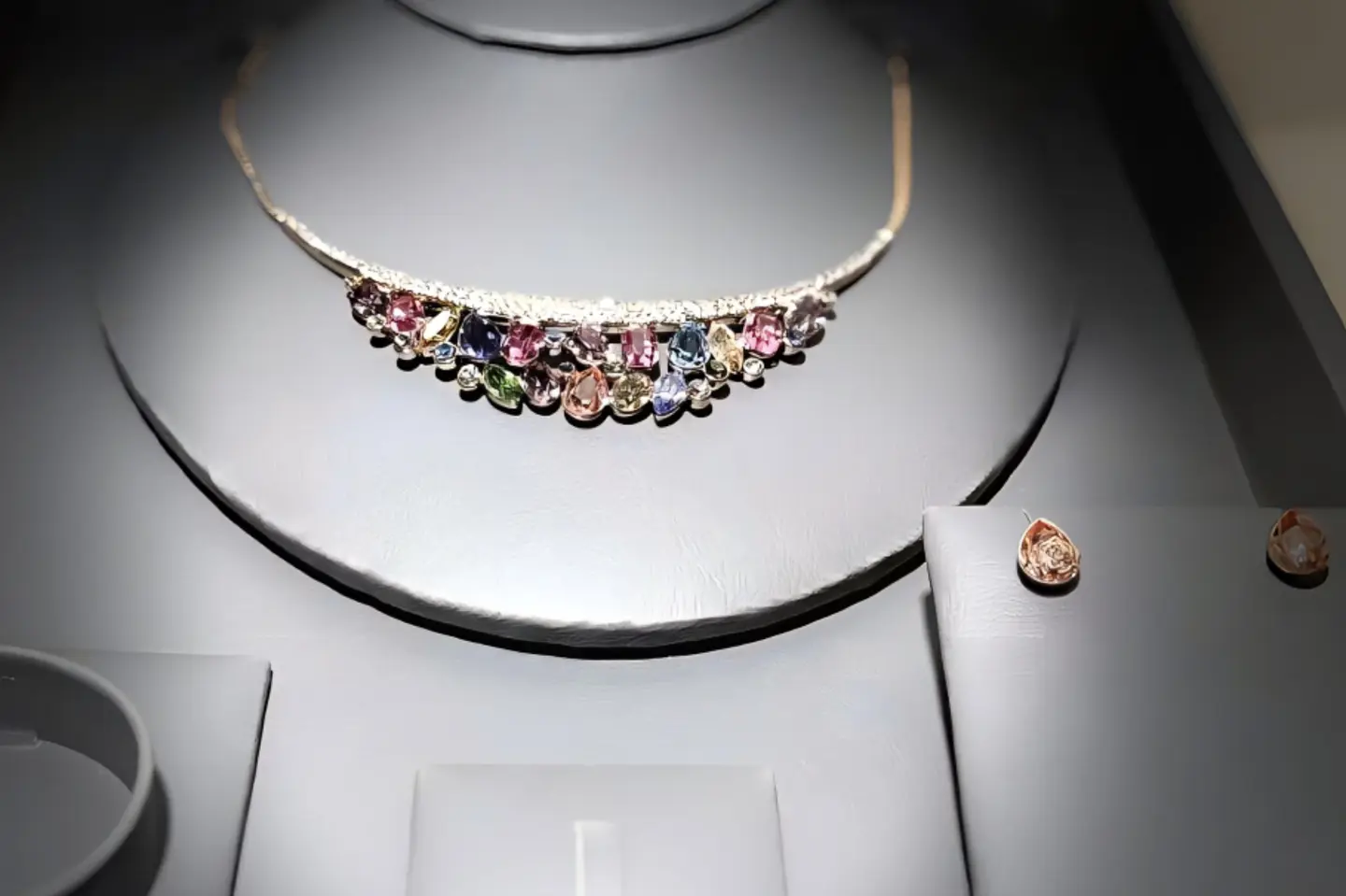 طقم أورورا قلادة وأقراط