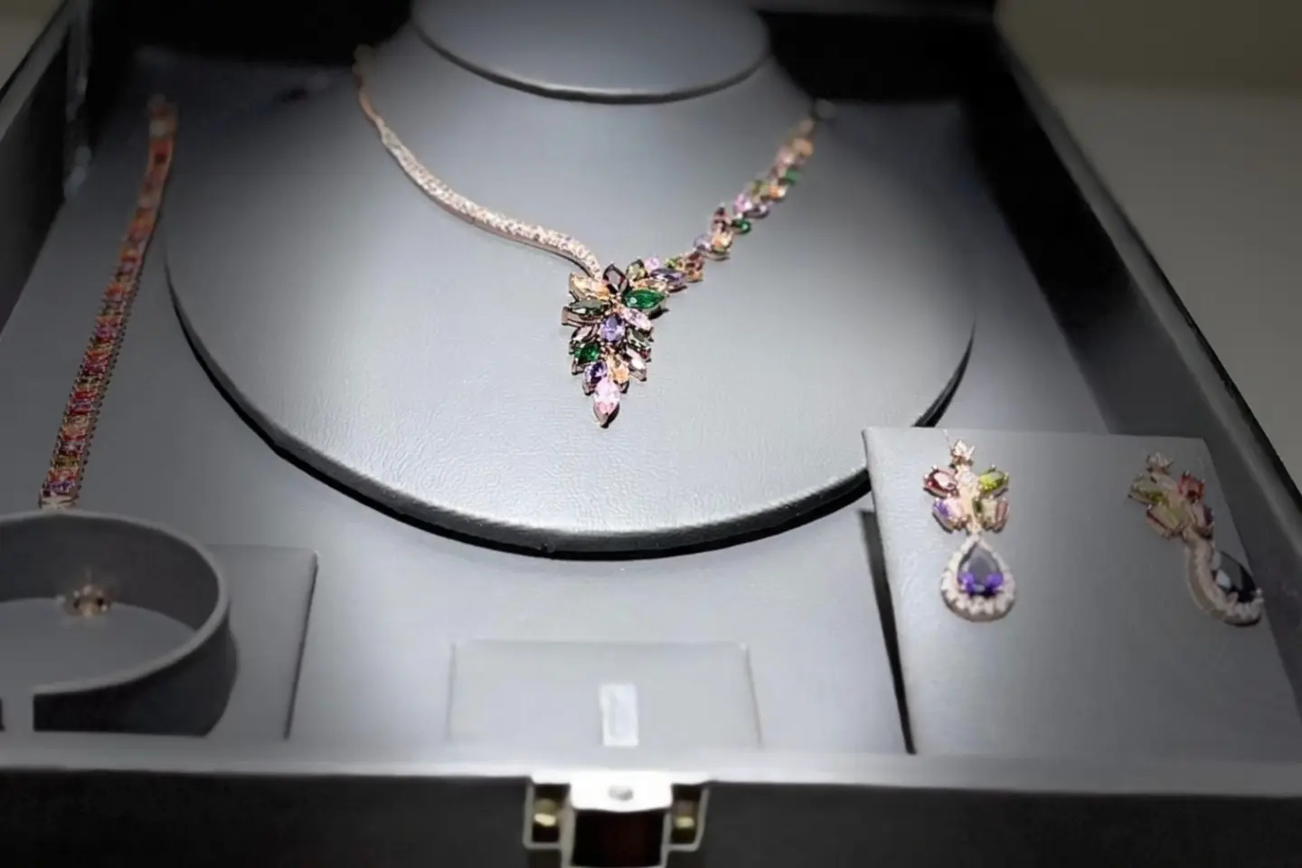 طقم مجوهرات عناقيد الجمال