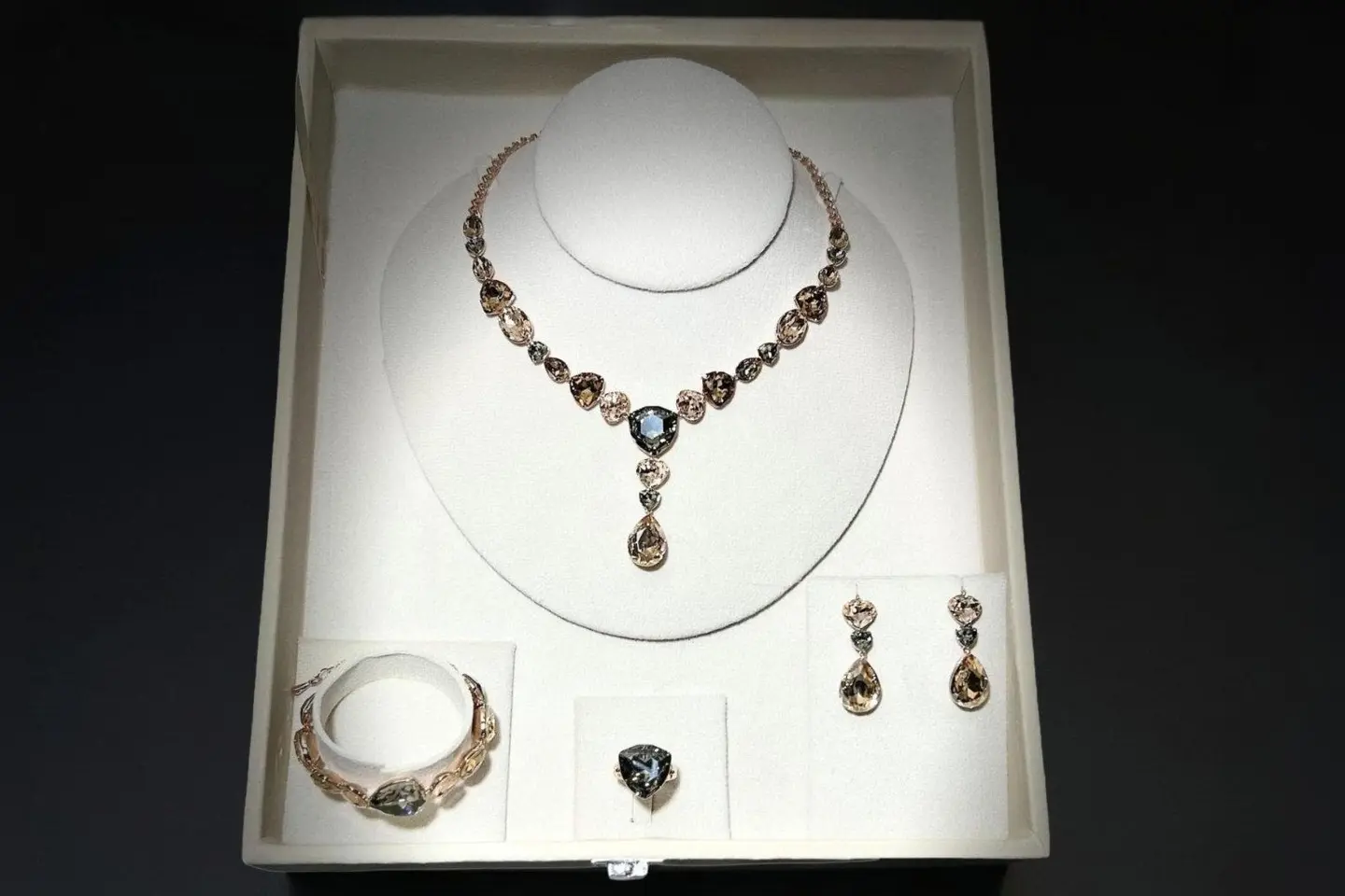 طقم مجوهرات سراب الأناقة