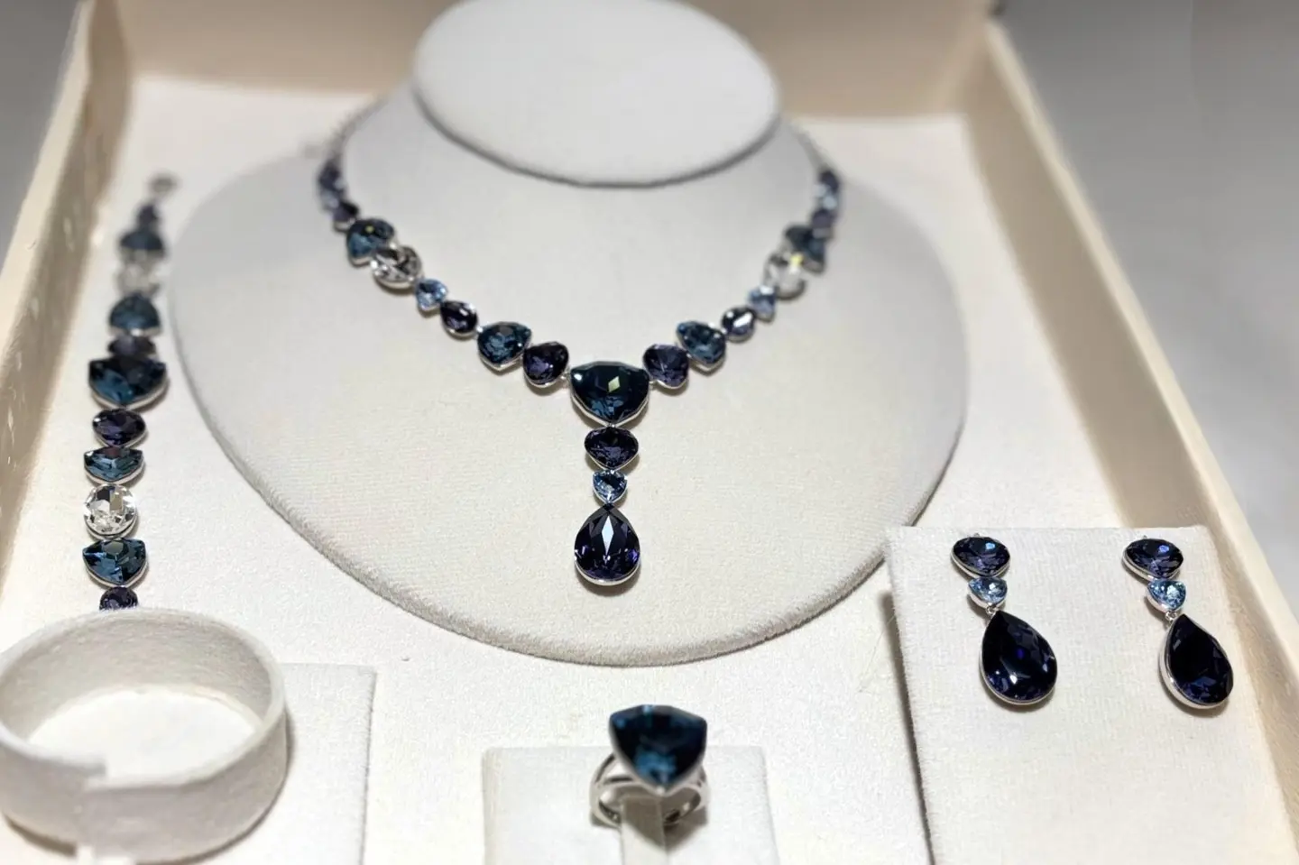 طقم مجوهرات زمرد الليل