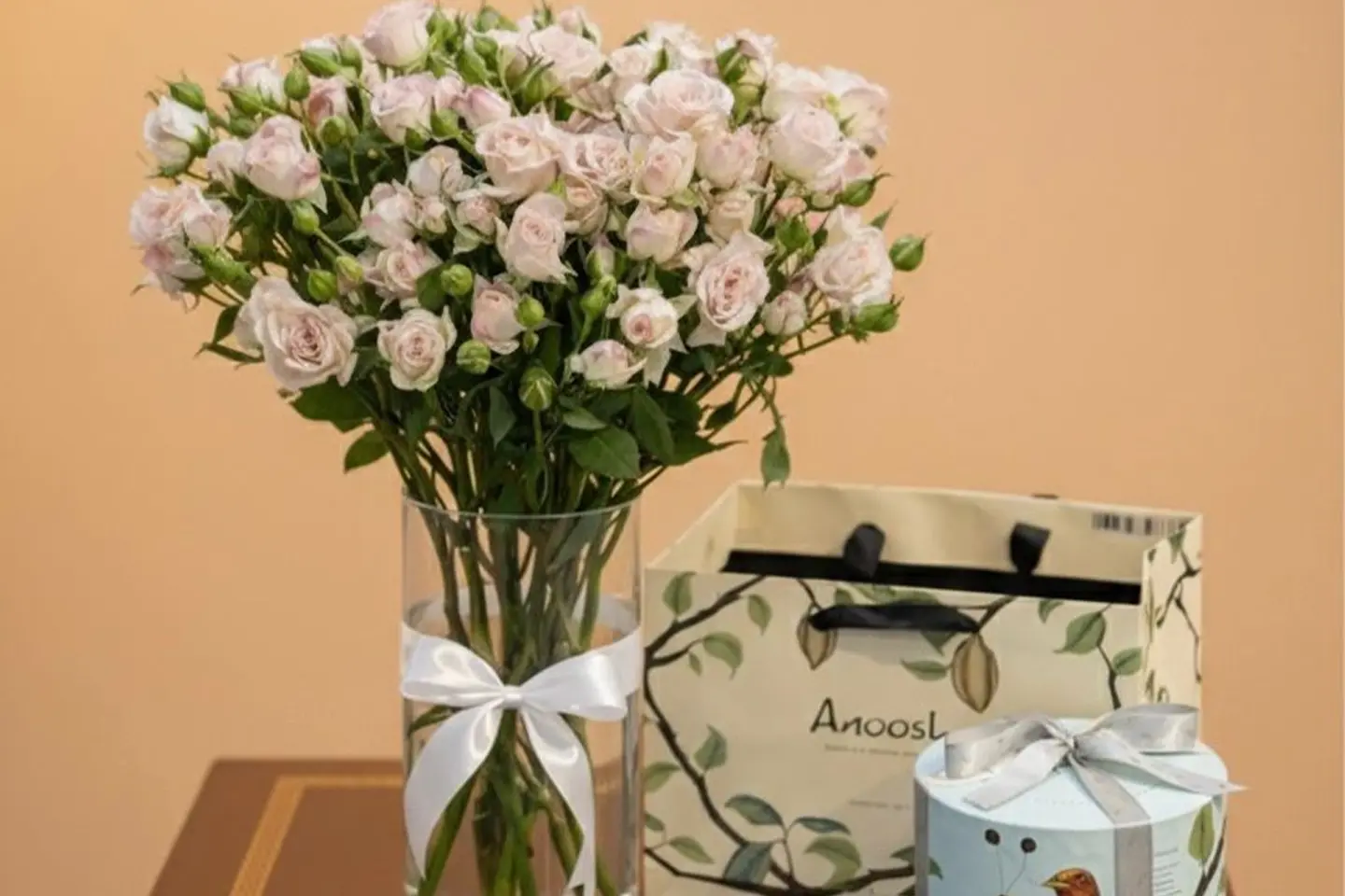 فازة ورد مع شوكولاته انوش اثنين