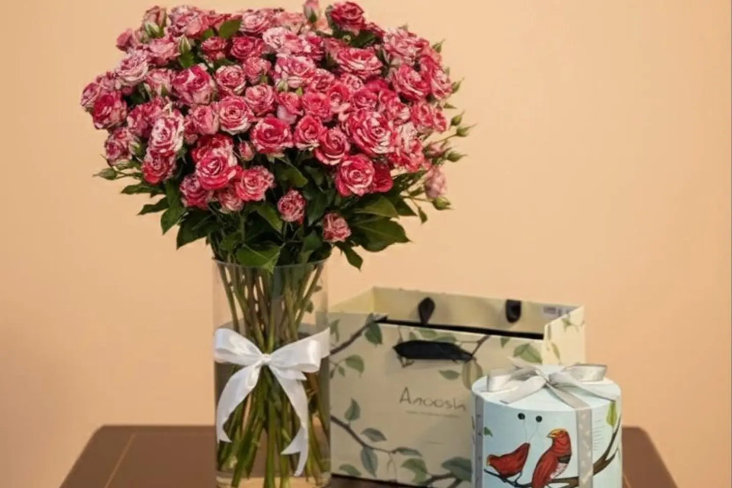 فازة ورد مع شوكولاته انوش