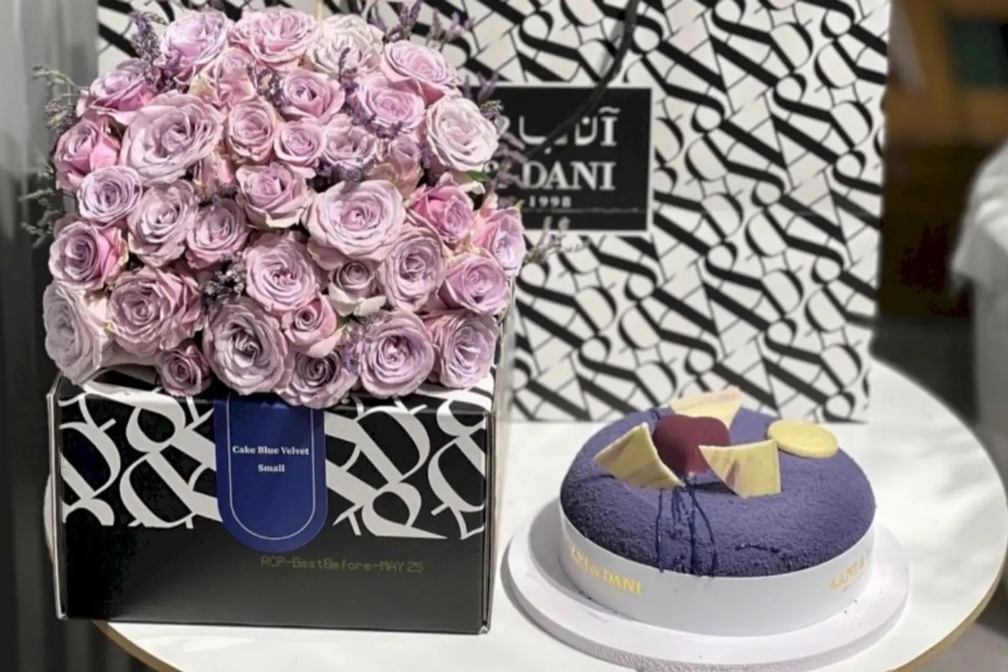 باقة ورد وكيك بلوفلفت اني وداني