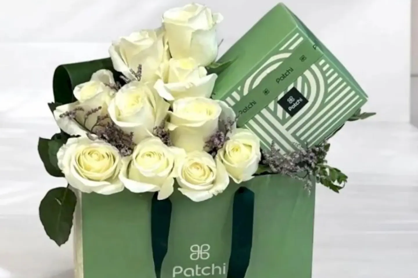 تنسيق جوري ابيض مع شوكلاتة باتشي