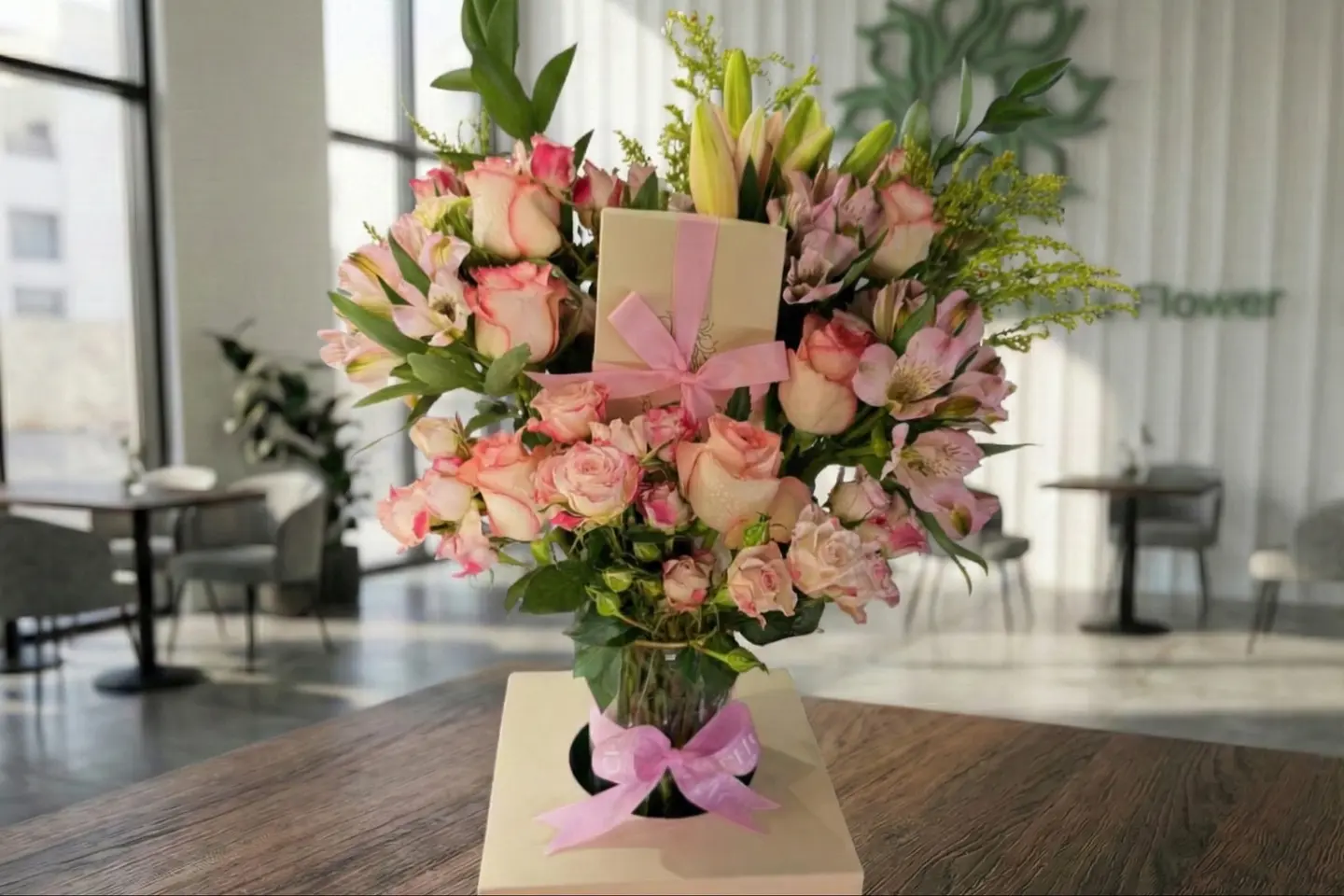 فازة ورد وشوكولاته