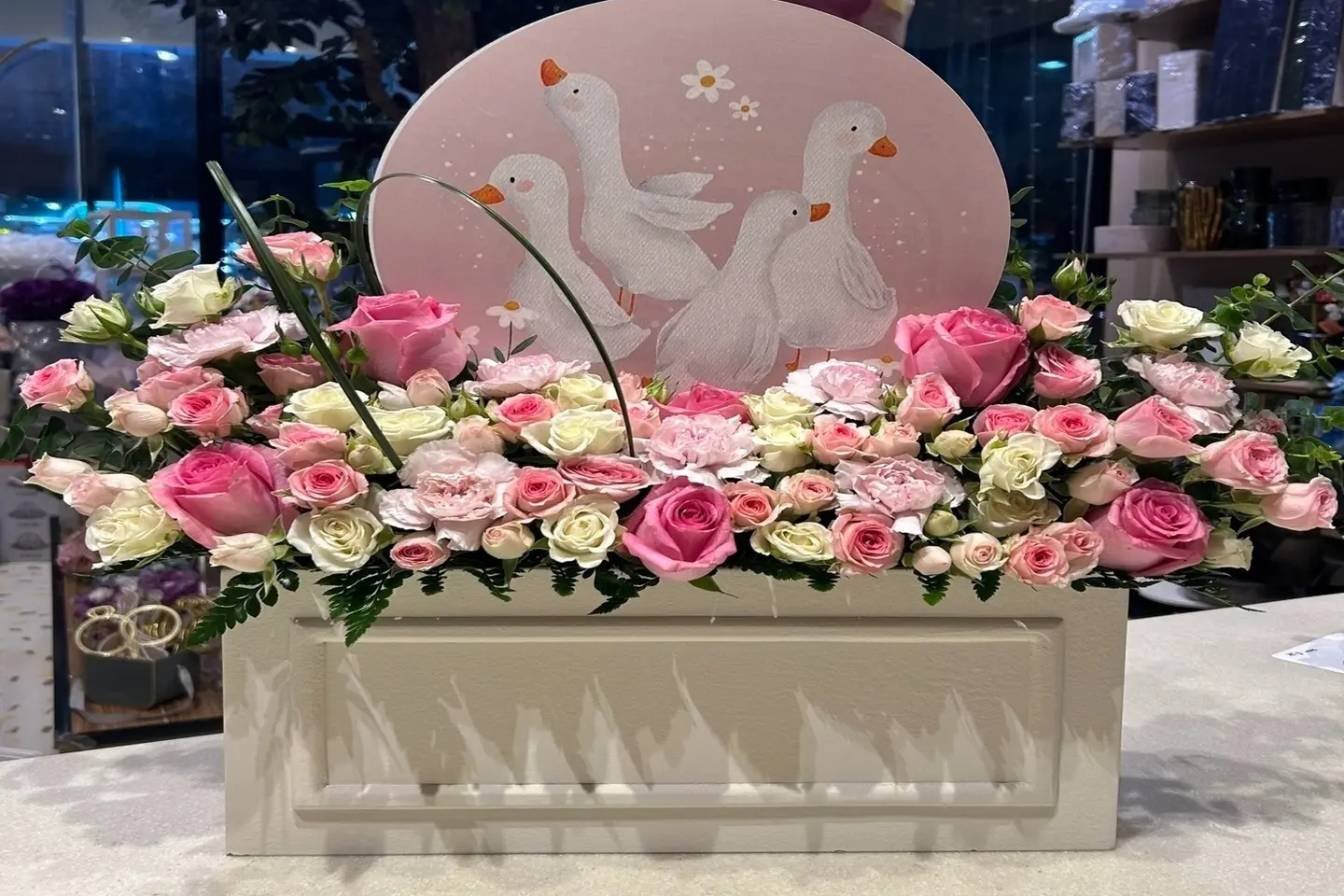 صندوق المولودة الزهري