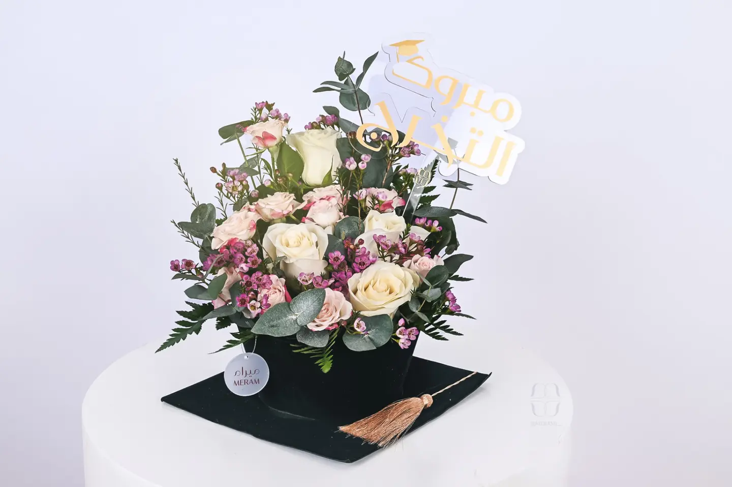 قبعه التخرج مع الورد