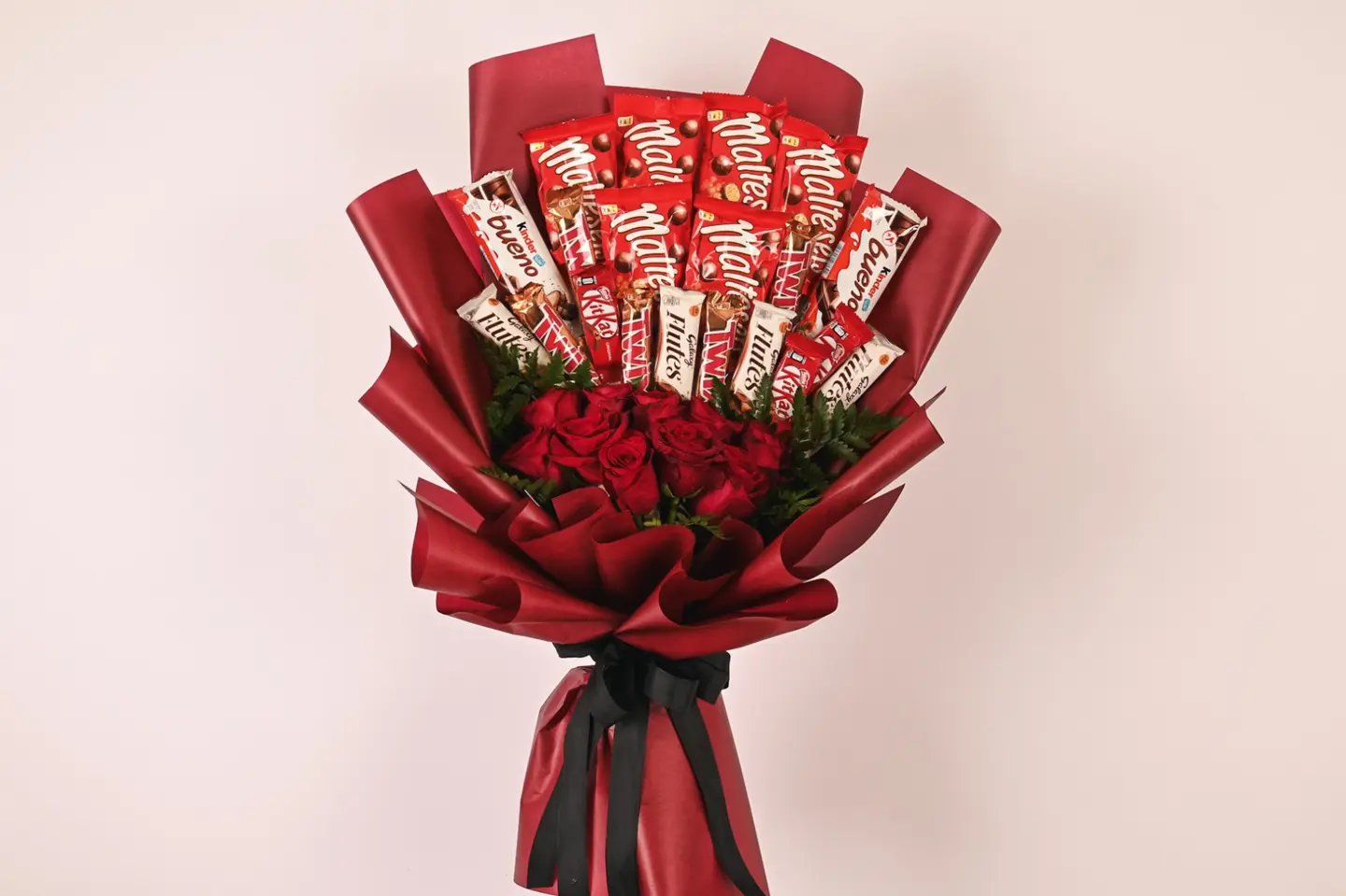 باقه الورود والشوكلاته الحمراء