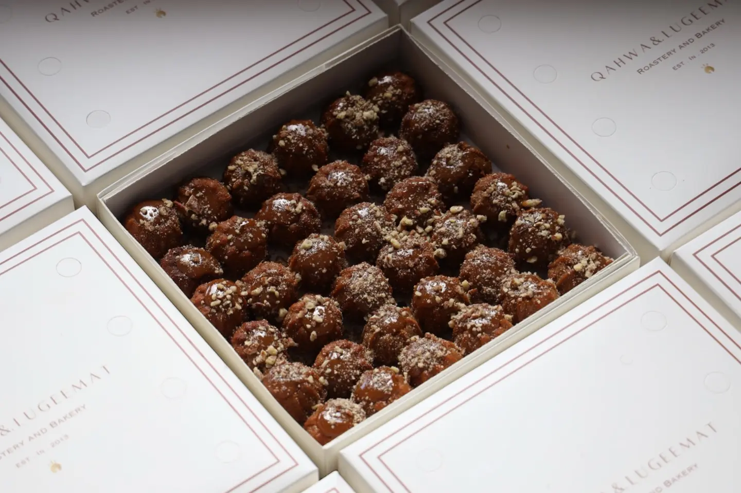 ميني كب كيك تمر - بوكس ابيض كبير - ٣٦ حبة