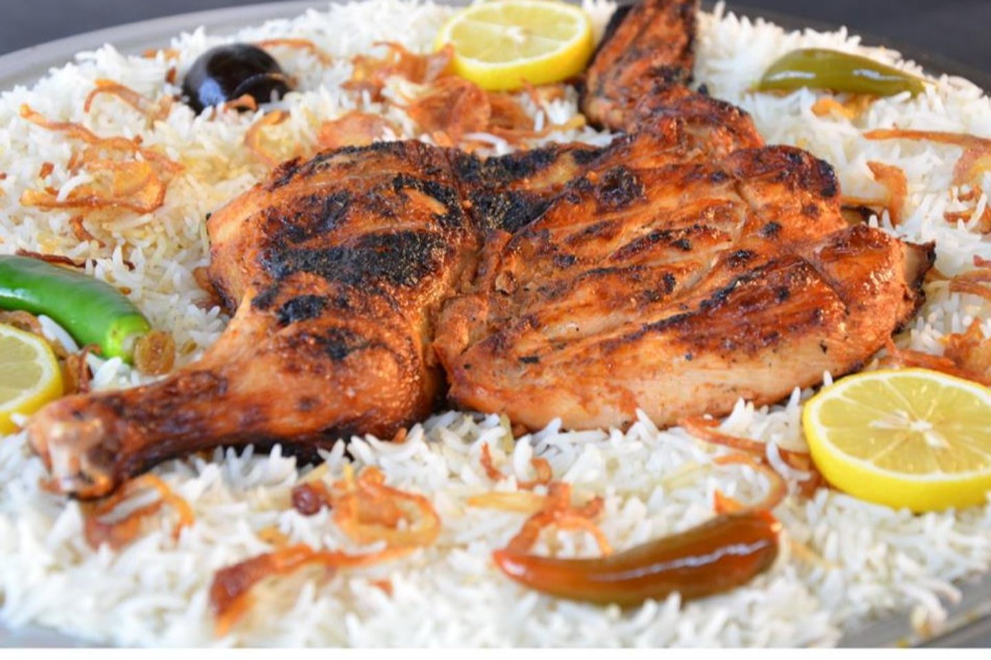 نصف دجاج مضبي مع الرز