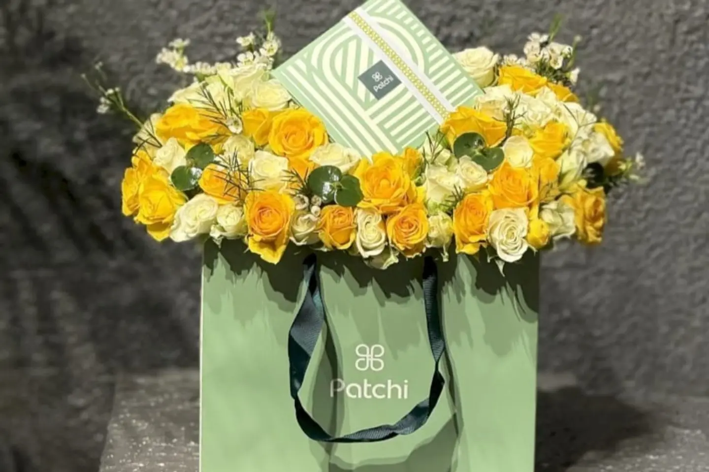 باتشي مع الورد الاصفر