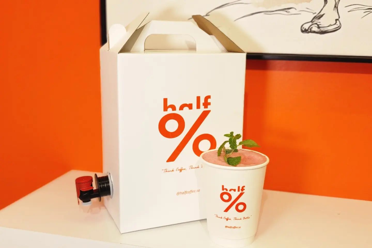 علبة كركديه كبيرة مع أربع قطع بسكويت مجاناً