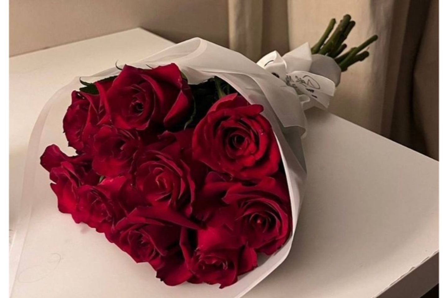باقة ورد جوري أحمر مع تغليف ابيض