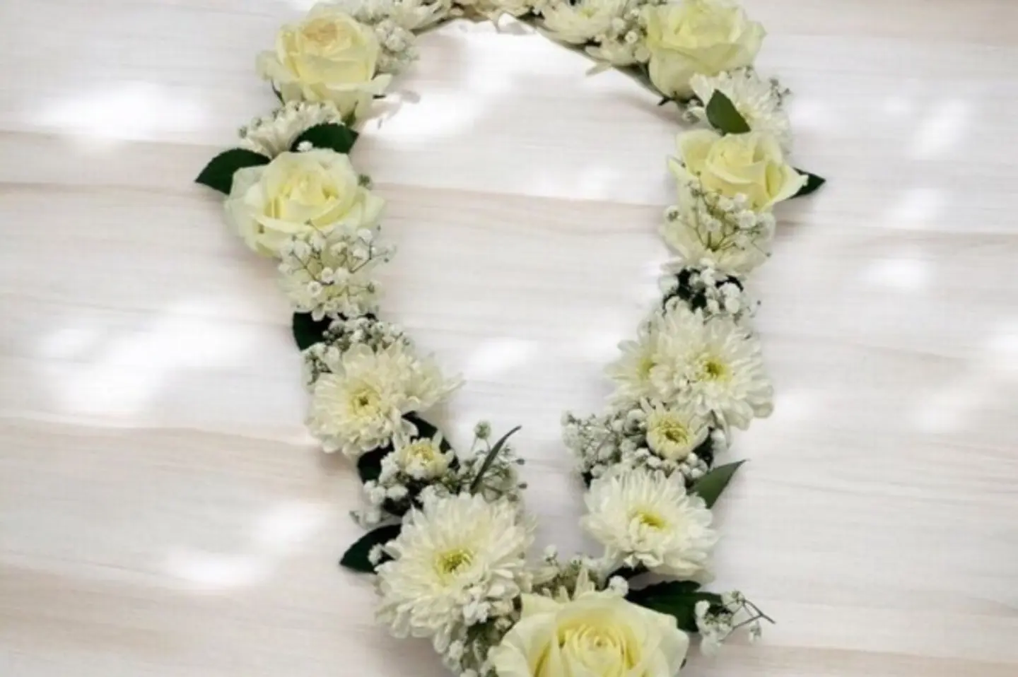 عقد تخرج جوري أبيض ناعم