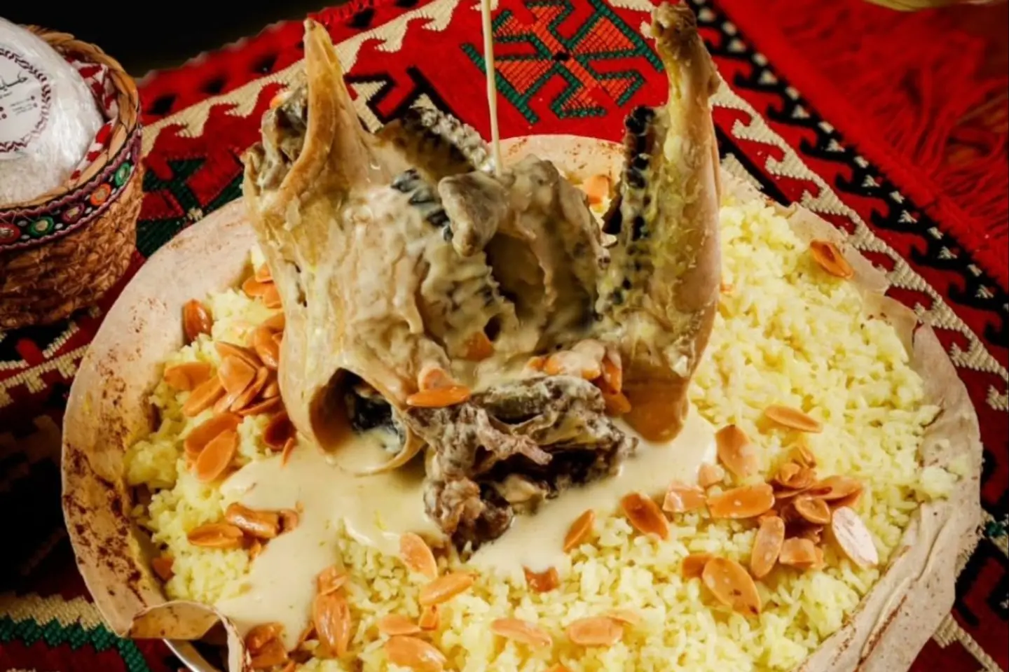 راس مع لبن و ارز المنسف