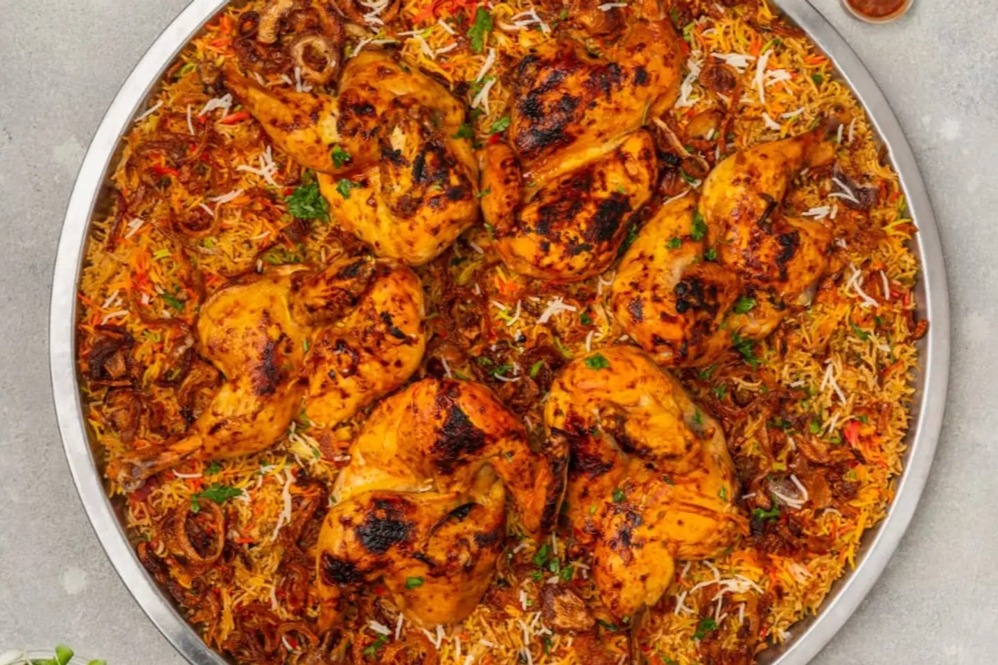 طبق برياني دجاج كبير دائري